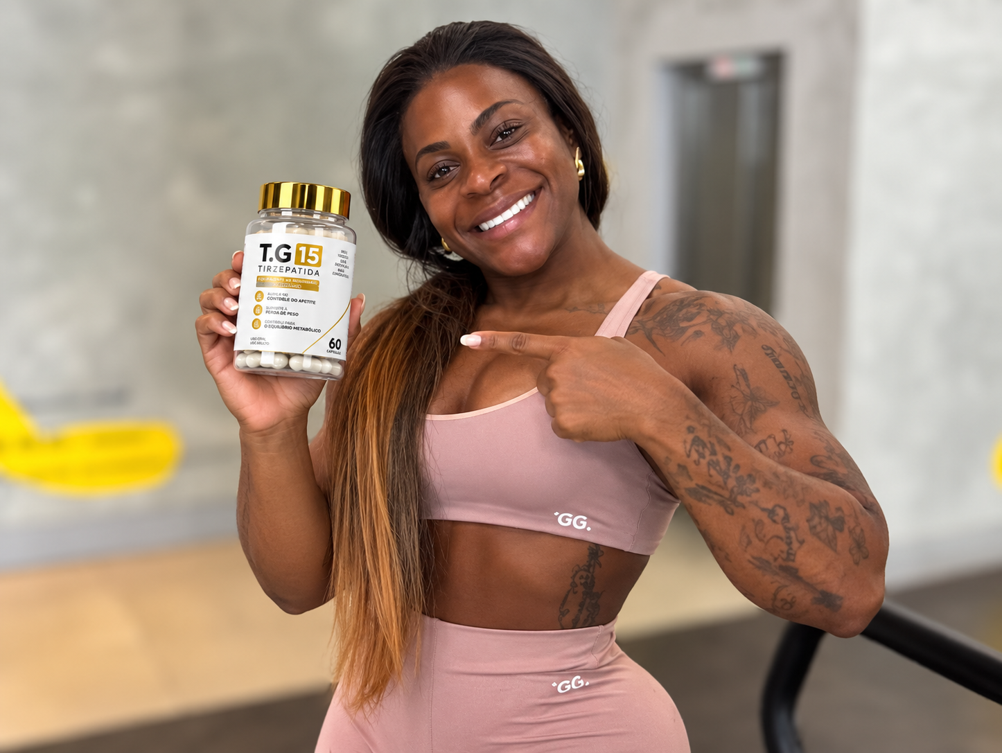 Mulher fitness segurando o frasco de T.G 15 Tirzepatida Encapsulado